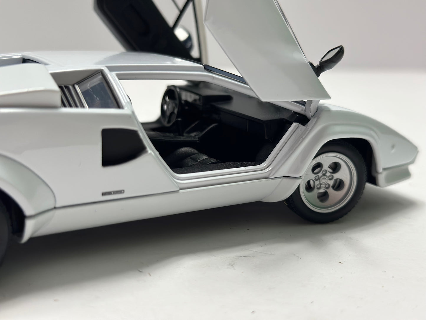 Welly 1:24 Lamborghini Countach LP 5000 S Diecast White