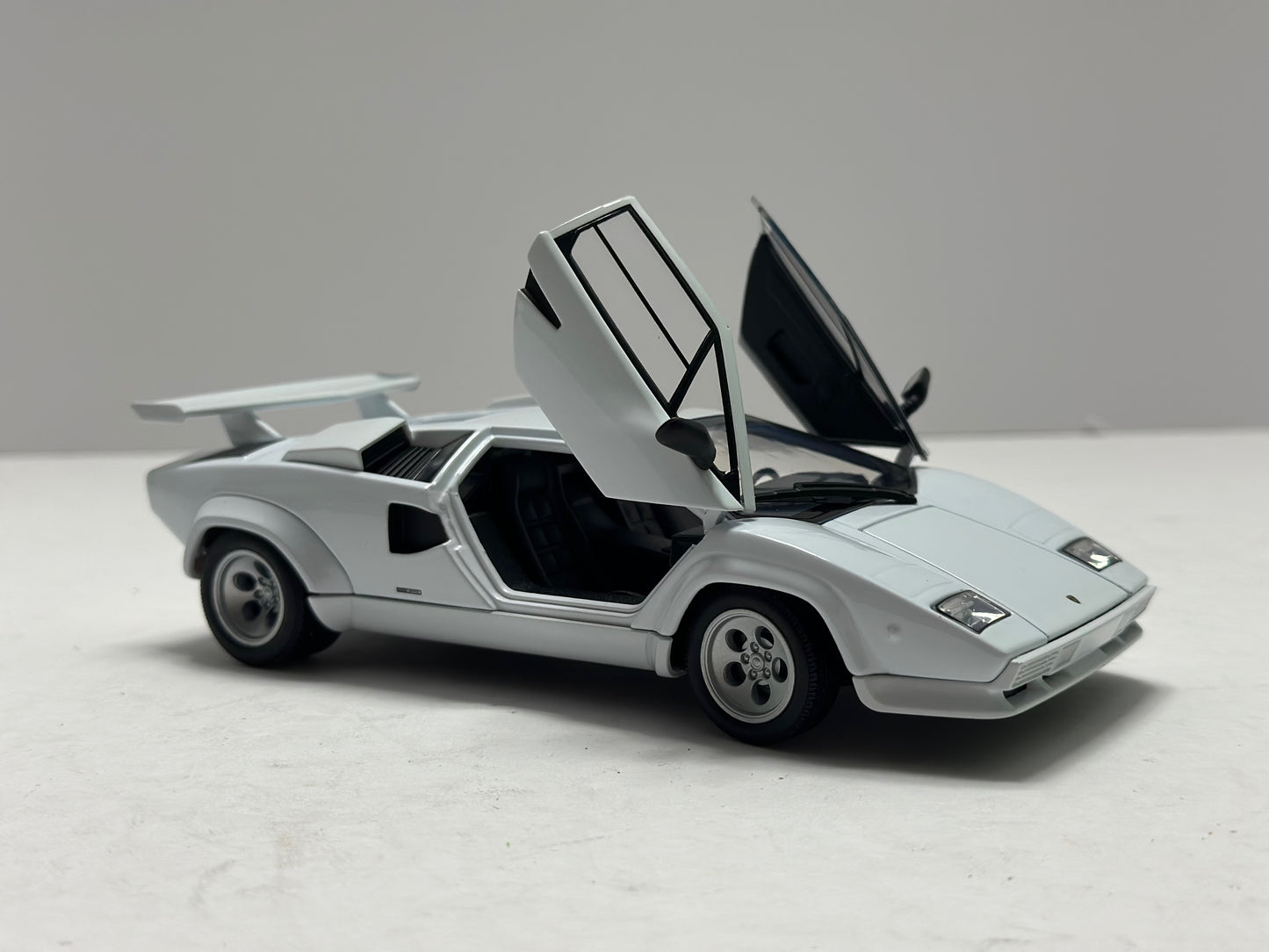 Welly 1:24 Lamborghini Countach LP 5000 S Diecast White