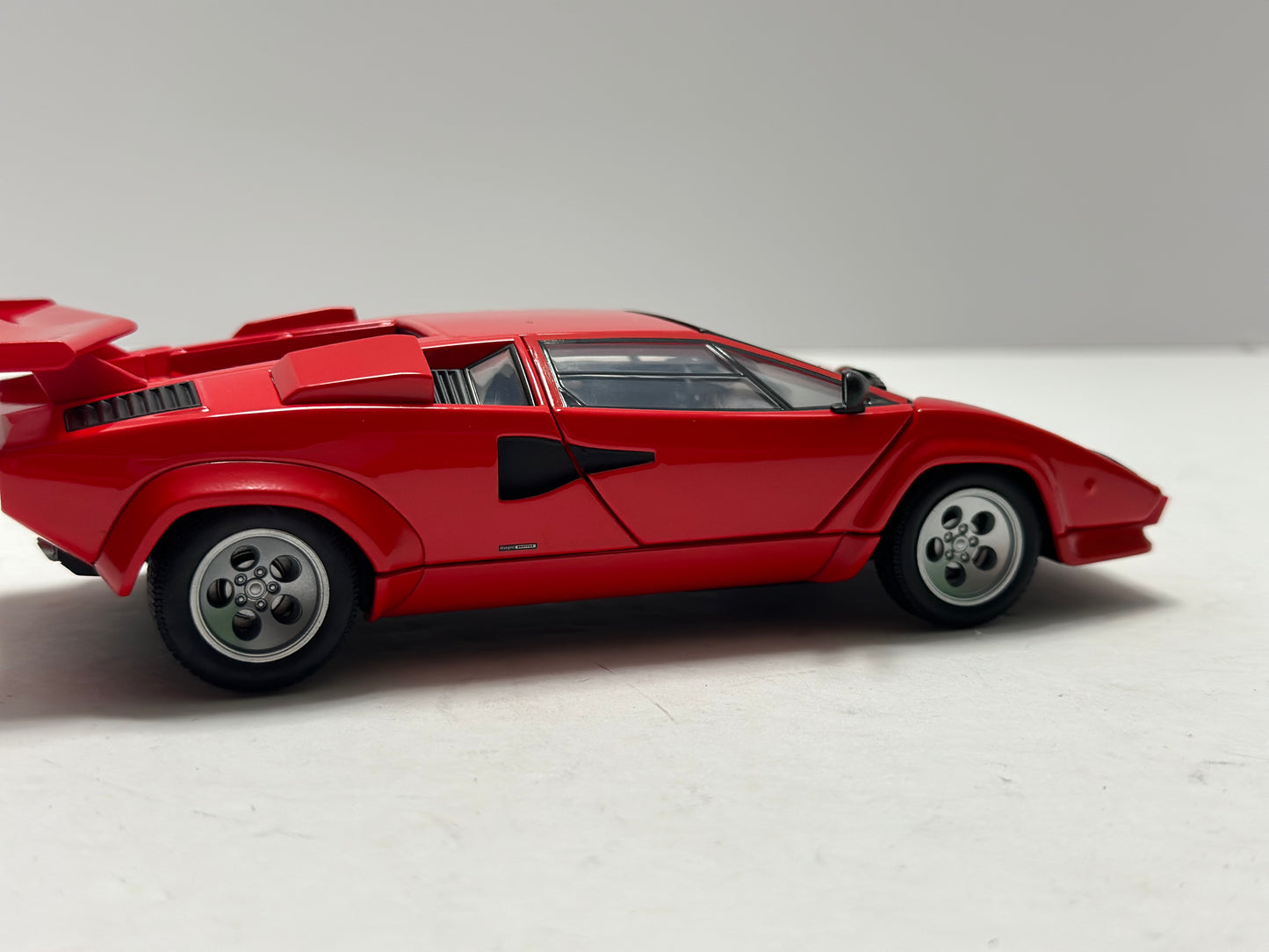 Welly 1:24 Lamborghini Countach LP 5000 S Diecast Red