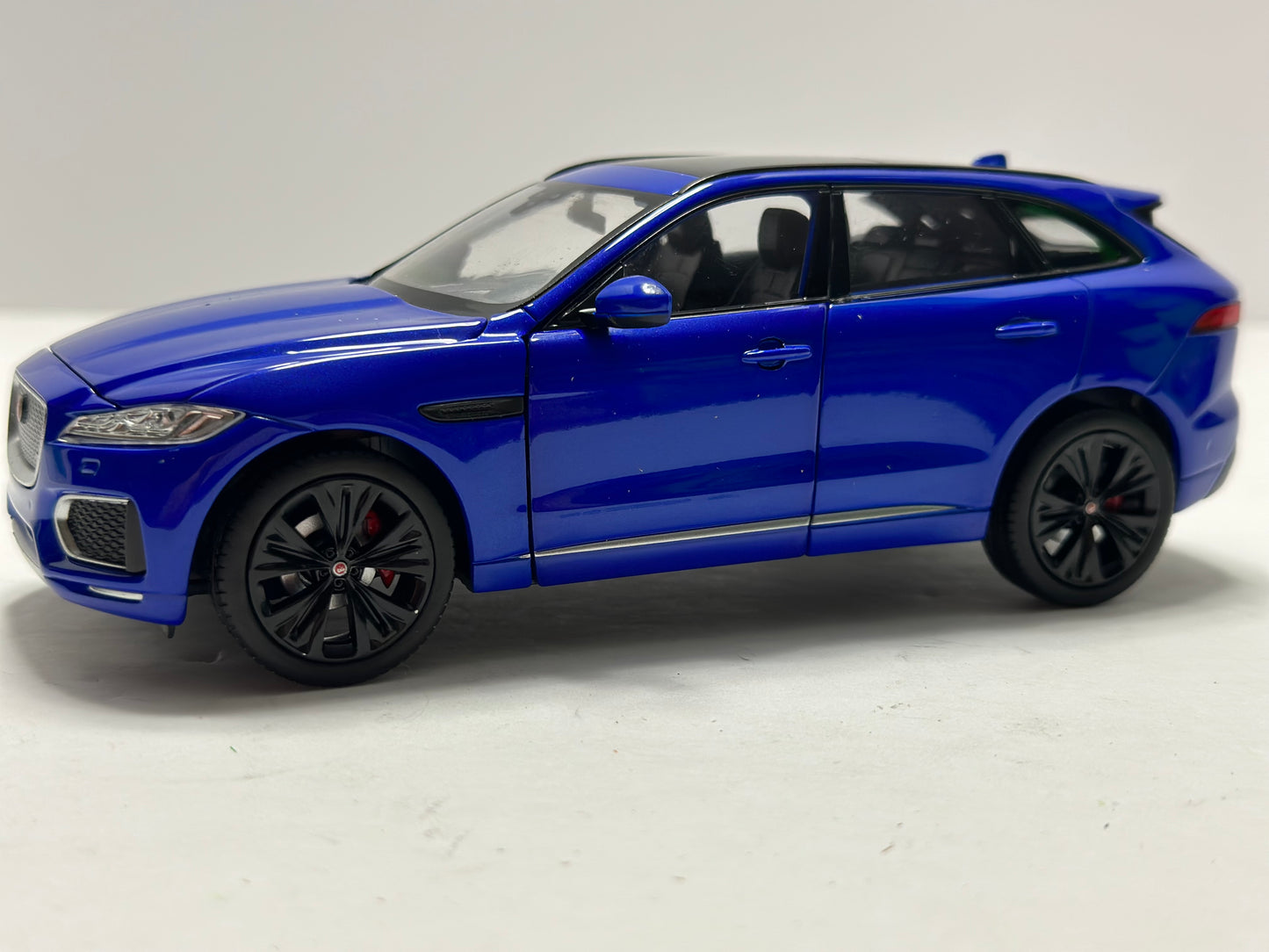 Welly 1:24 Jaguar F-Pace Blue Diecast