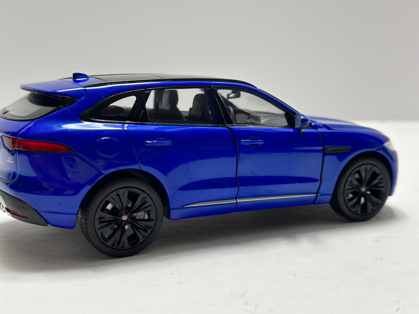 Welly 1:24 Jaguar F-Pace Blue Diecast