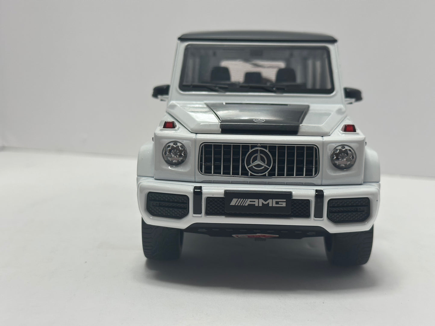 1:18 2015 Mercedes-benz G-Class G63 Diecast TWO Tone White Black With LED Lighs