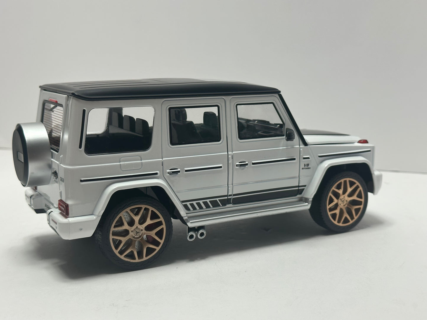 1:18 2015 Mercedes-benz G-Class G63 Diecast TWO Tone White Black With LED Lighs