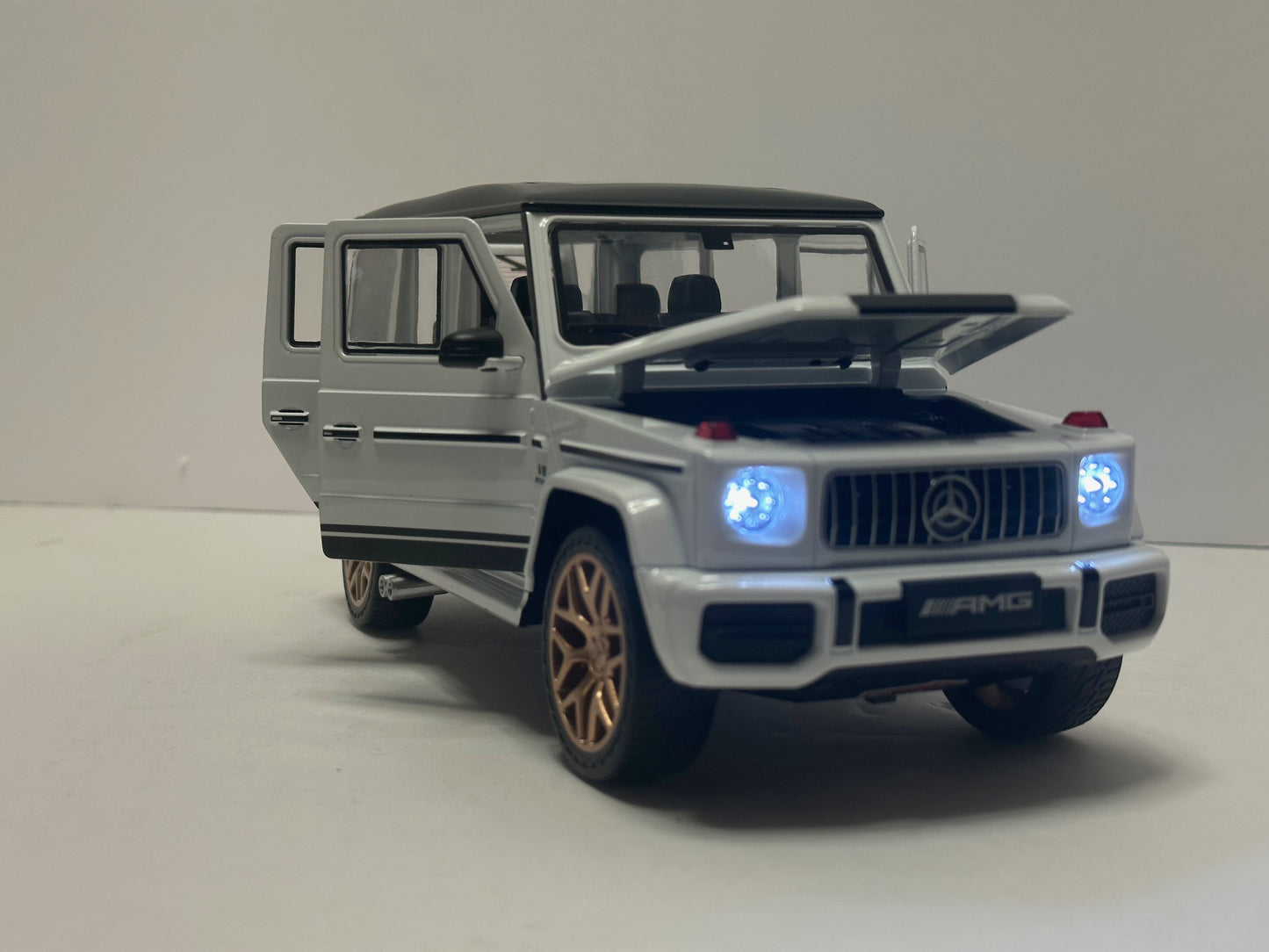 1:18 2015 Mercedes-benz G-Class G63 Diecast TWO Tone White Black With LED Lighs