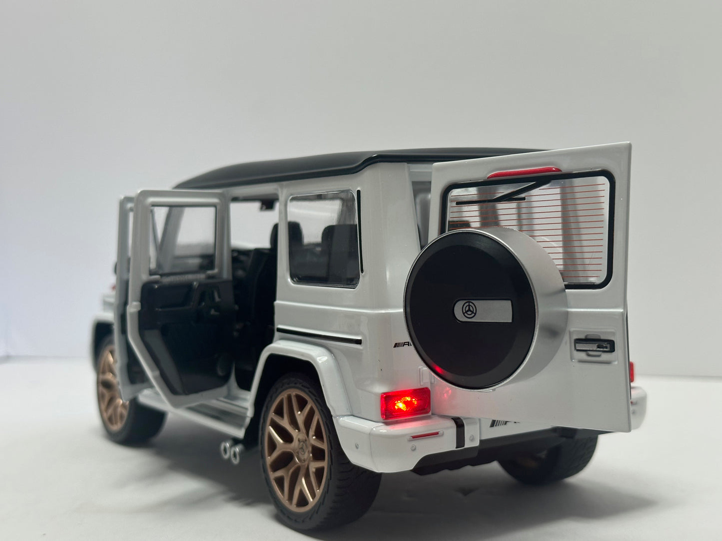 1:18 2015 Mercedes-benz G-Class G63 Diecast TWO Tone White Black With LED Lighs