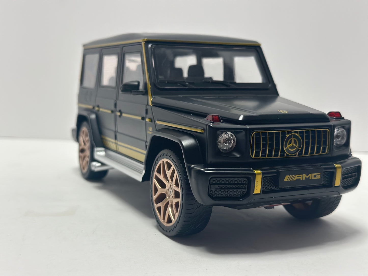 1:18 2015 Mercedes-benz G-Class G63 Diecast TWO Tone Gold Black With LED Lighs