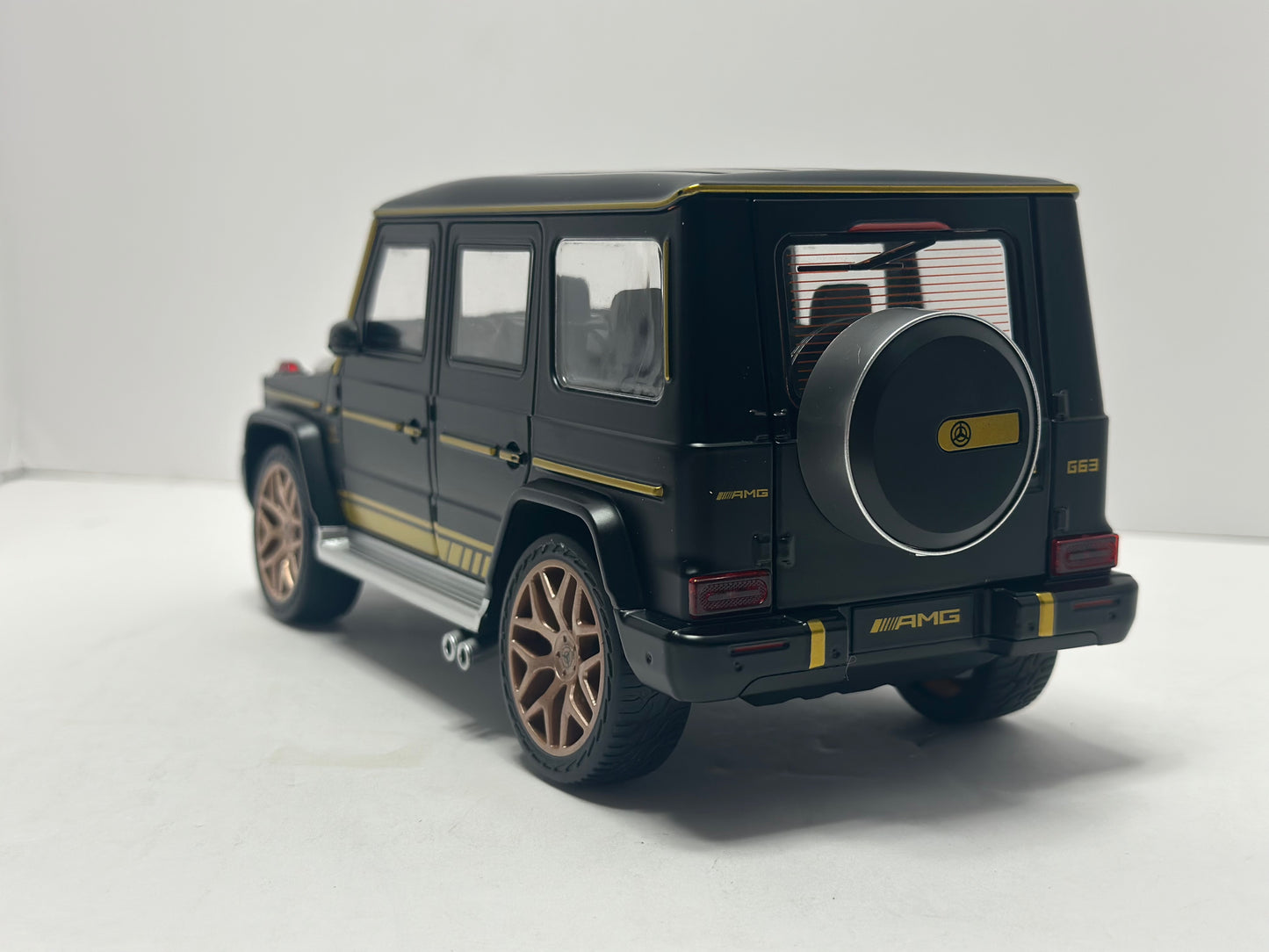 1:18 2015 Mercedes-benz G-Class G63 Diecast TWO Tone Gold Black With LED Lighs