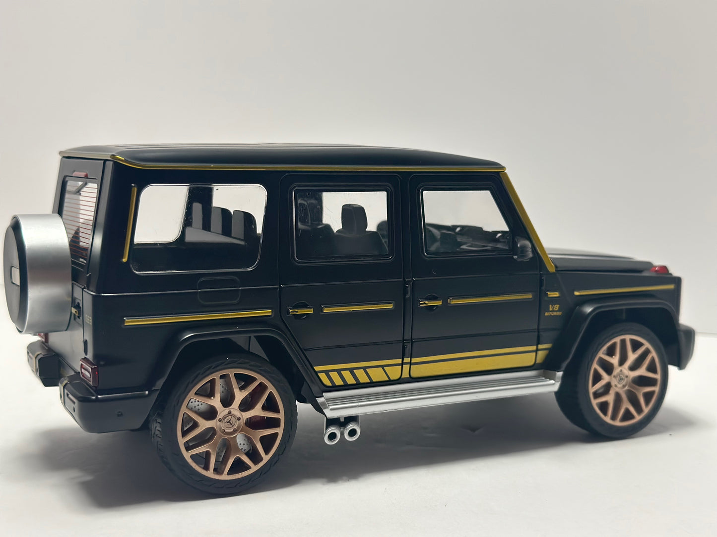 1:18 2015 Mercedes-benz G-Class G63 Diecast TWO Tone Gold Black With LED Lighs