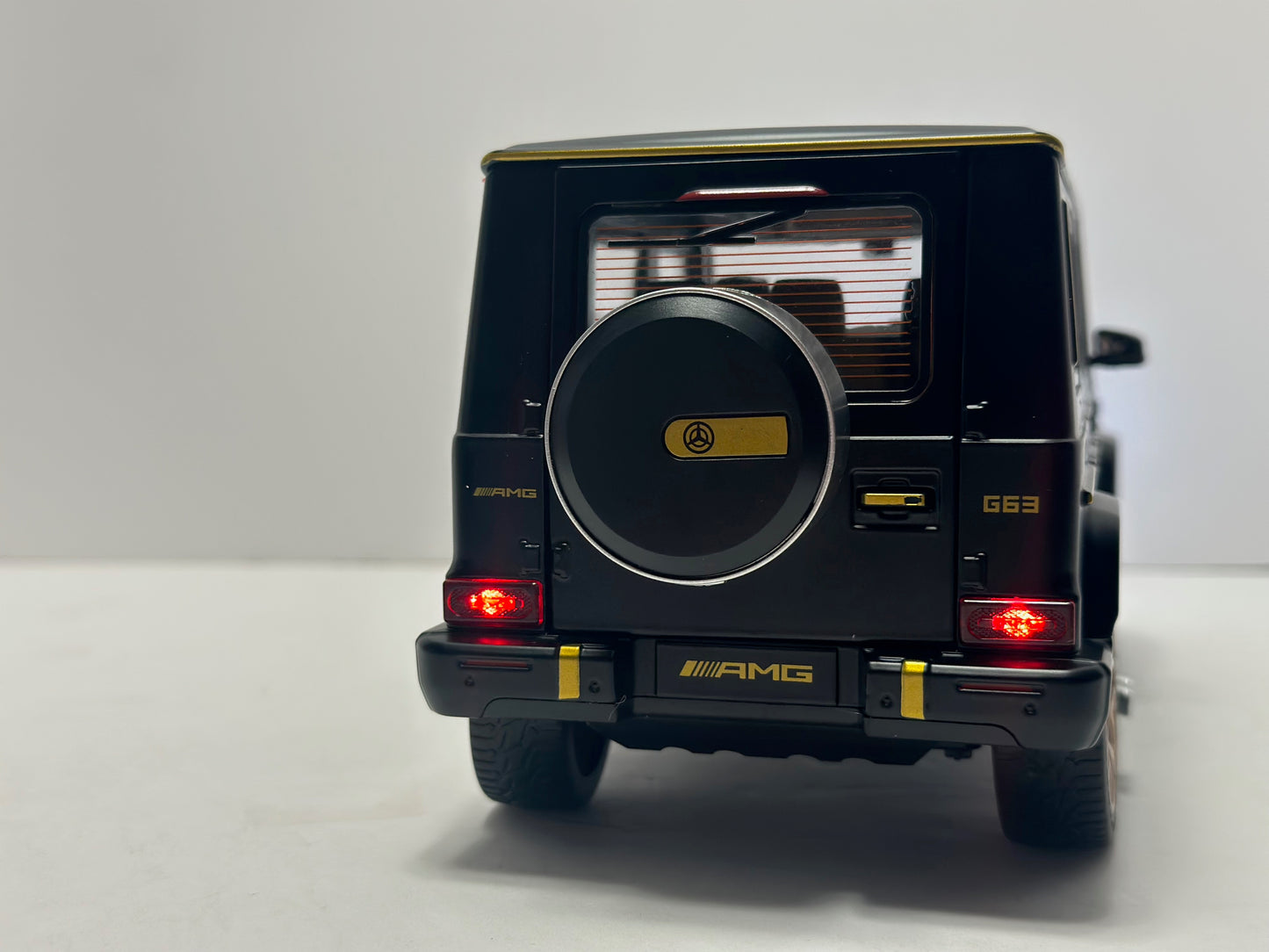 1:18 2015 Mercedes-benz G-Class G63 Diecast TWO Tone Gold Black With LED Lighs