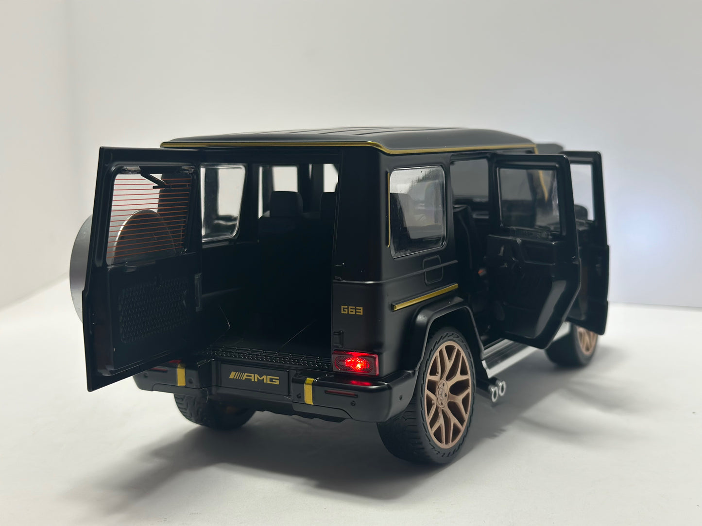 1:18 2015 Mercedes-benz G-Class G63 Diecast TWO Tone Gold Black With LED Lighs