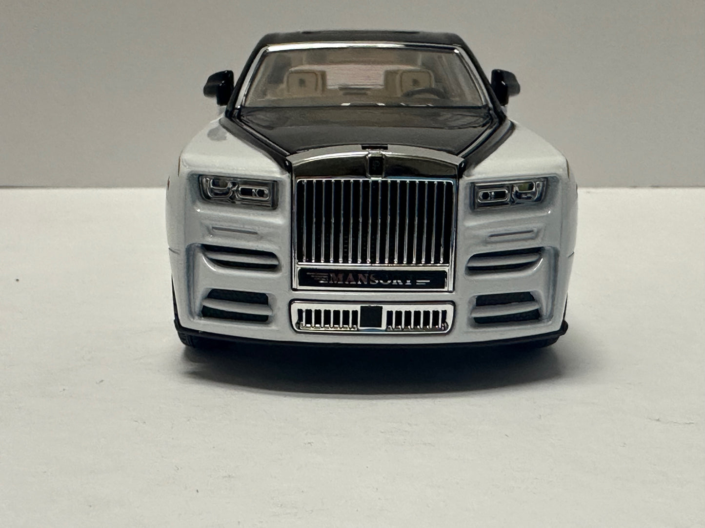 1:24 Rolls-Royce Phantom Metal Diecast BLACK WHITE WITH LEDS Roll-Back