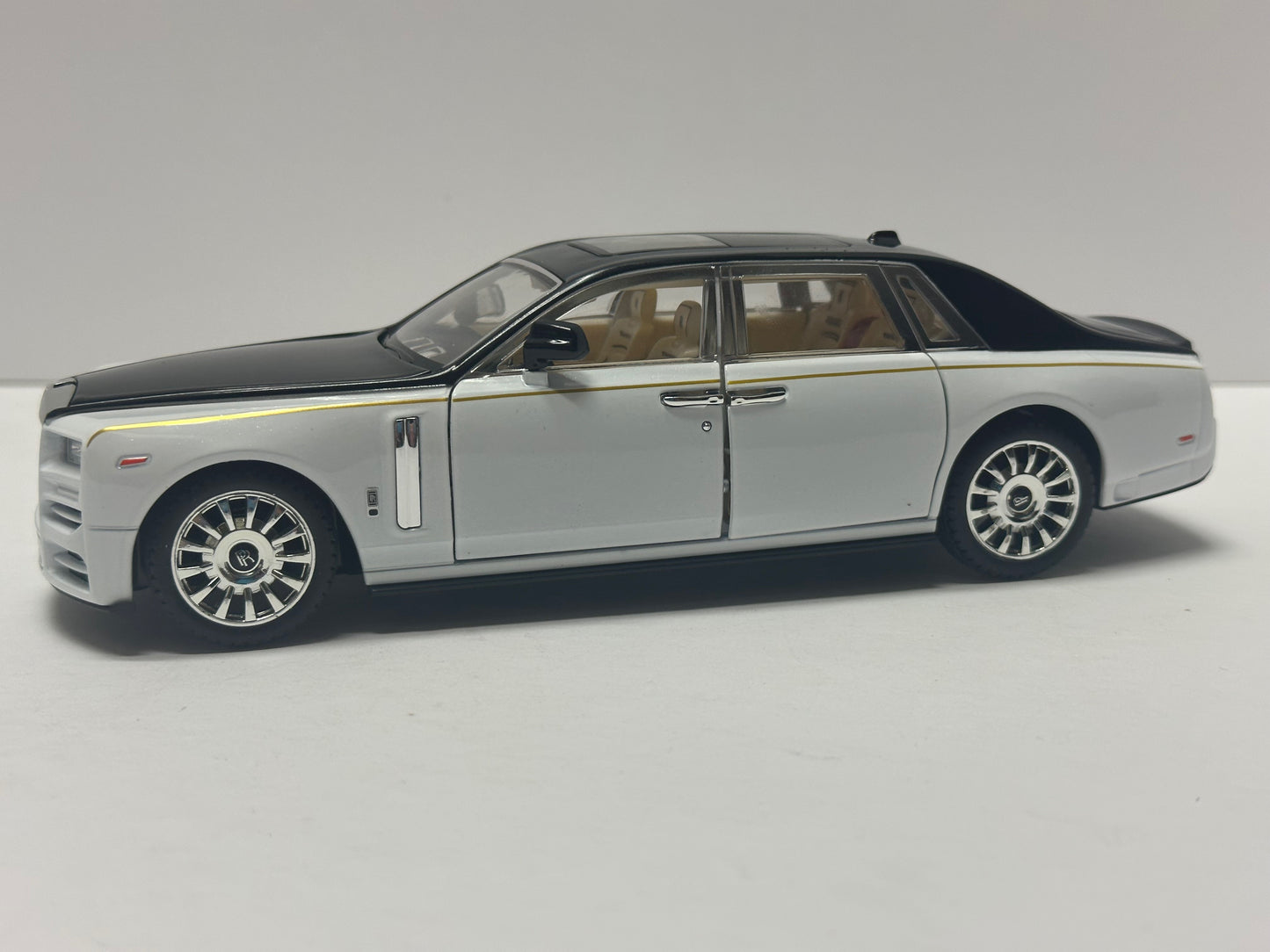 1:24 Rolls-Royce Phantom Metal Diecast BLACK WHITE WITH LEDS Roll-Back