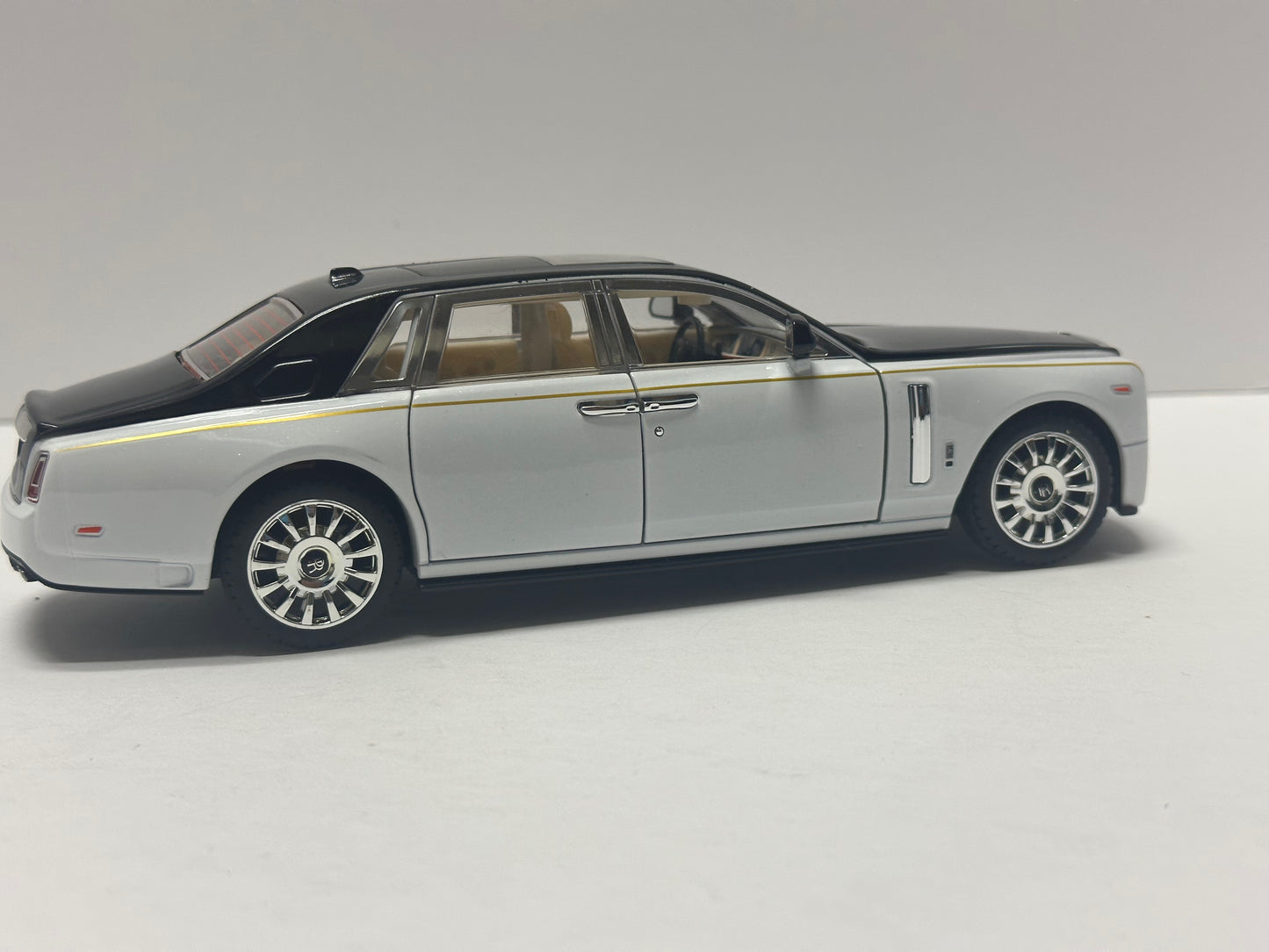 1:24 Rolls-Royce Phantom Metal Diecast BLACK WHITE WITH LEDS Roll-Back