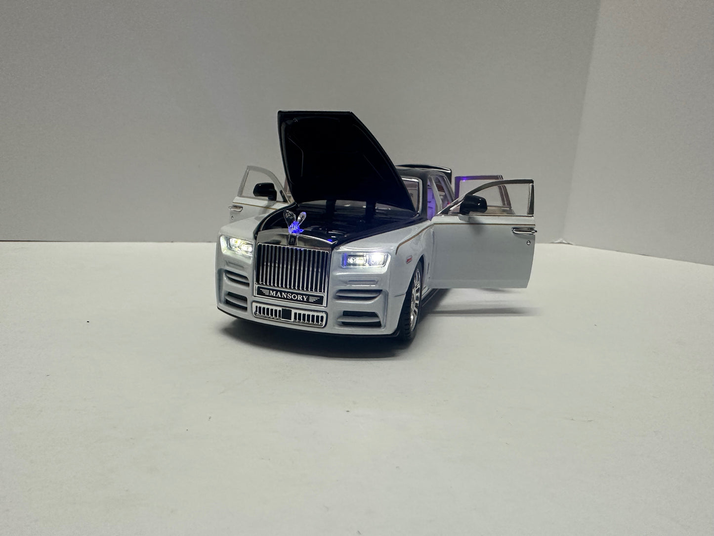 1:24 Rolls-Royce Phantom Metal Diecast BLACK WHITE WITH LEDS Roll-Back