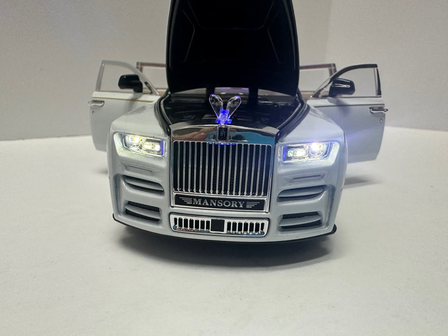 1:24 Rolls-Royce Phantom Metal Diecast BLACK WHITE WITH LEDS Roll-Back