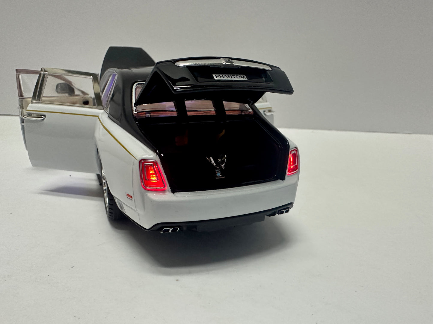 1:24 Rolls-Royce Phantom Metal Diecast BLACK WHITE WITH LEDS Roll-Back