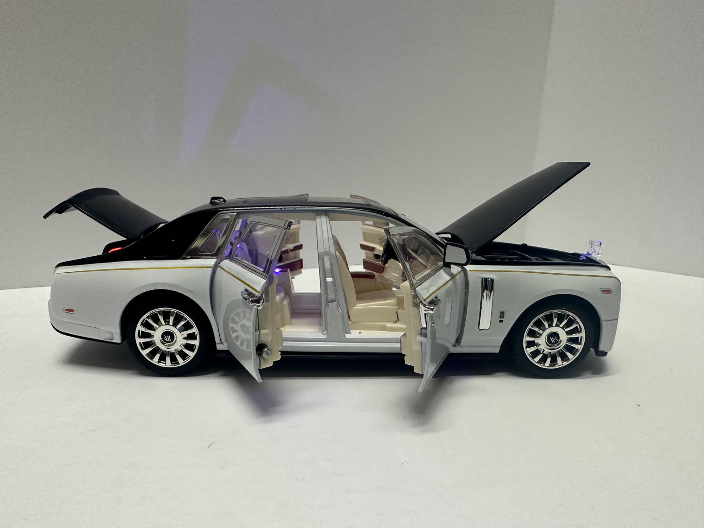 1:24 Rolls-Royce Phantom Metal Diecast BLACK WHITE WITH LEDS Roll-Back