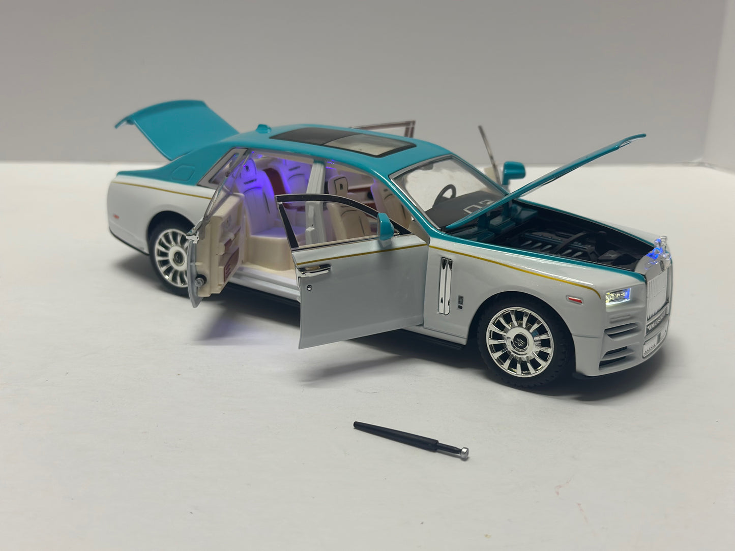 1:24 Rolls-Royce Phantom Metal Diecast White Tiffany Blue WITH LEDS Roll-Back