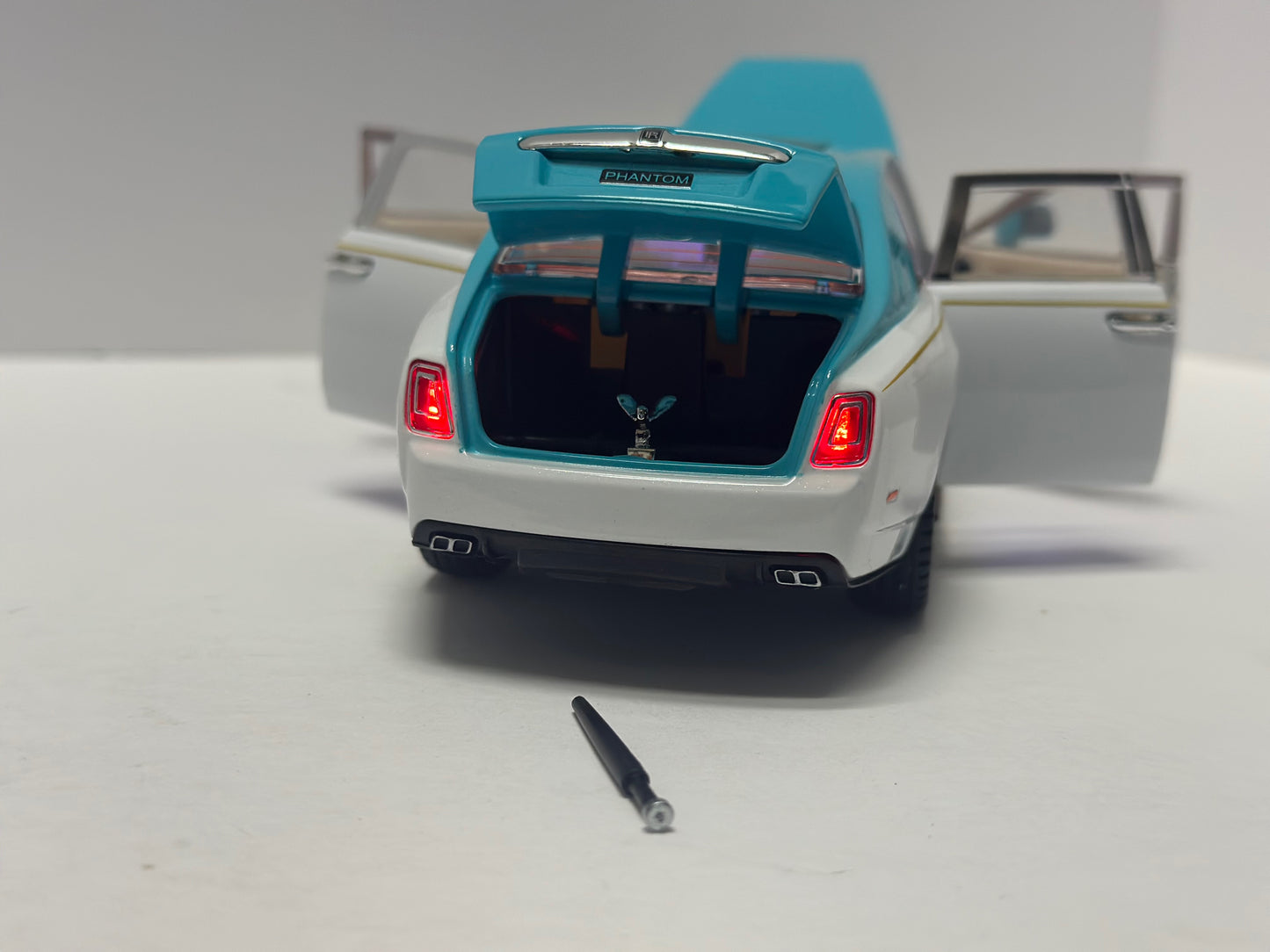 1:24 Rolls-Royce Phantom Metal Diecast White Tiffany Blue WITH LEDS Roll-Back