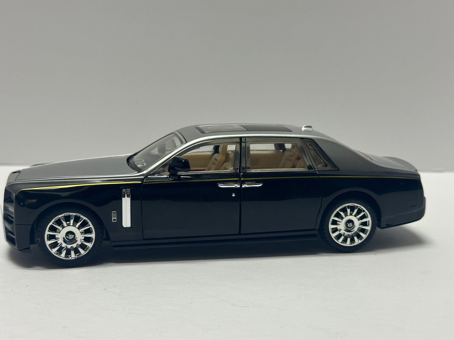 1:24 Rolls-Royce Phantom Metal Diecast Silver Black WITH LEDS Roll-Back