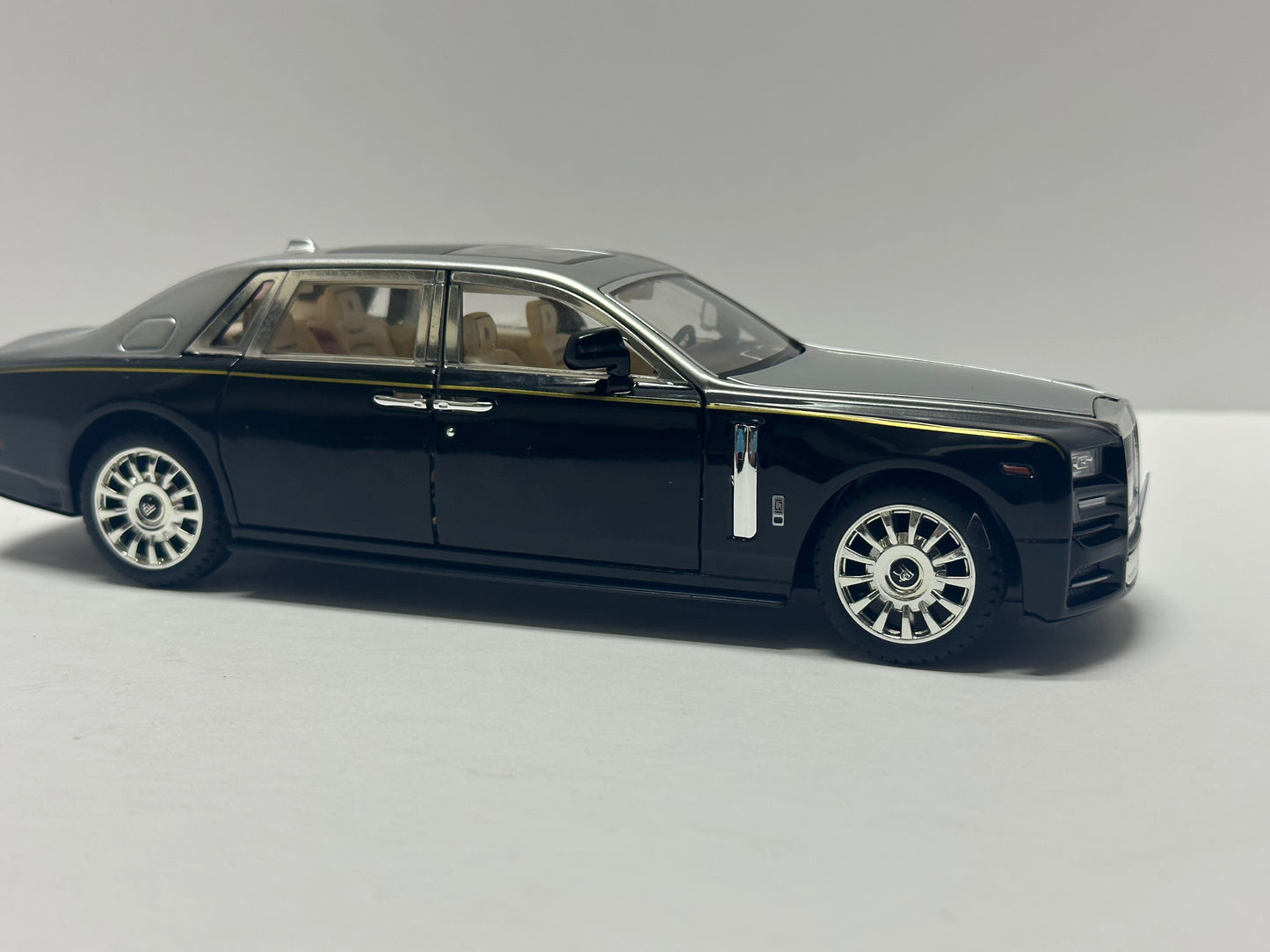 1:24 Rolls-Royce Phantom Metal Diecast Silver Black WITH LEDS Roll-Back