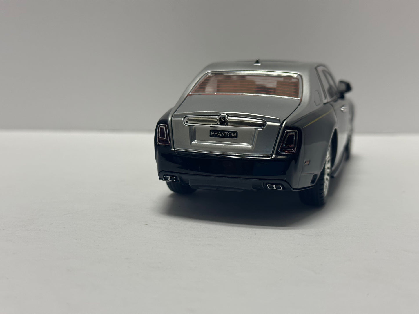 1:24 Rolls-Royce Phantom Metal Diecast Silver Black WITH LEDS Roll-Back