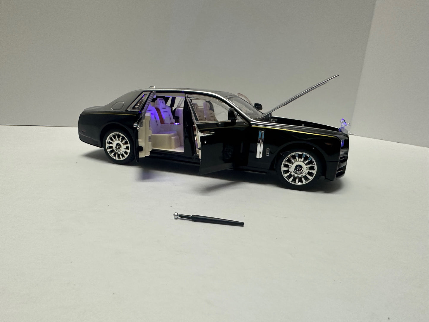 1:24 Rolls-Royce Phantom Metal Diecast Silver Black WITH LEDS Roll-Back