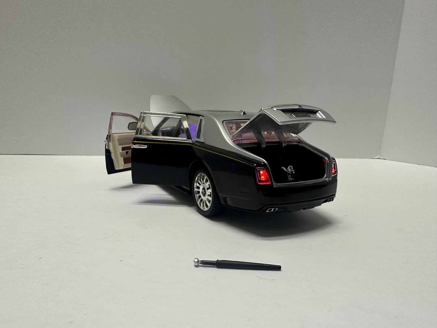 1:24 Rolls-Royce Phantom Metal Diecast Silver Black WITH LEDS Roll-Back