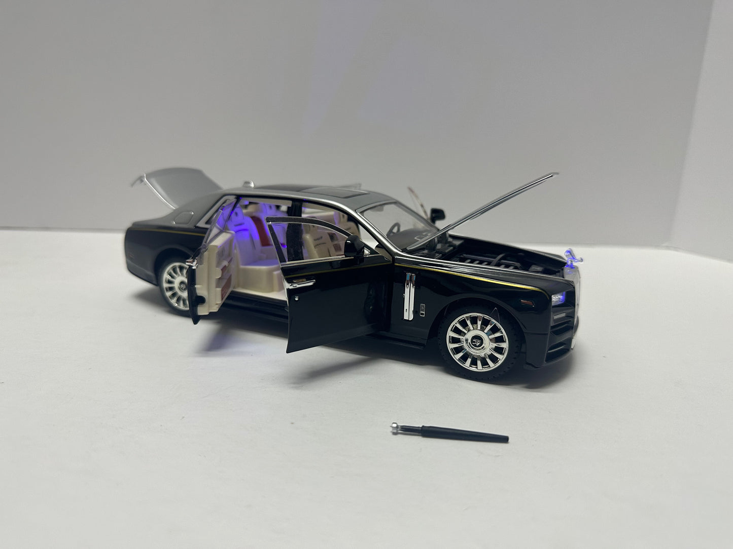 1:24 Rolls-Royce Phantom Metal Diecast Silver Black WITH LEDS Roll-Back