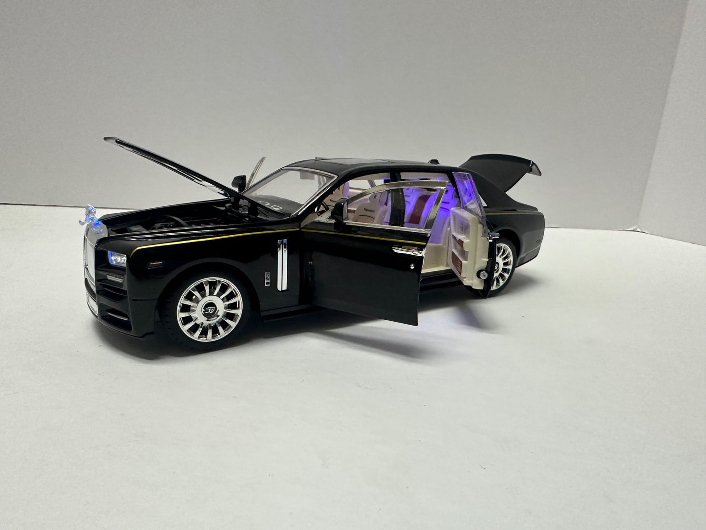 1:24 Rolls-Royce Phantom Metal Diecast  Black WITH LEDS Roll-Back