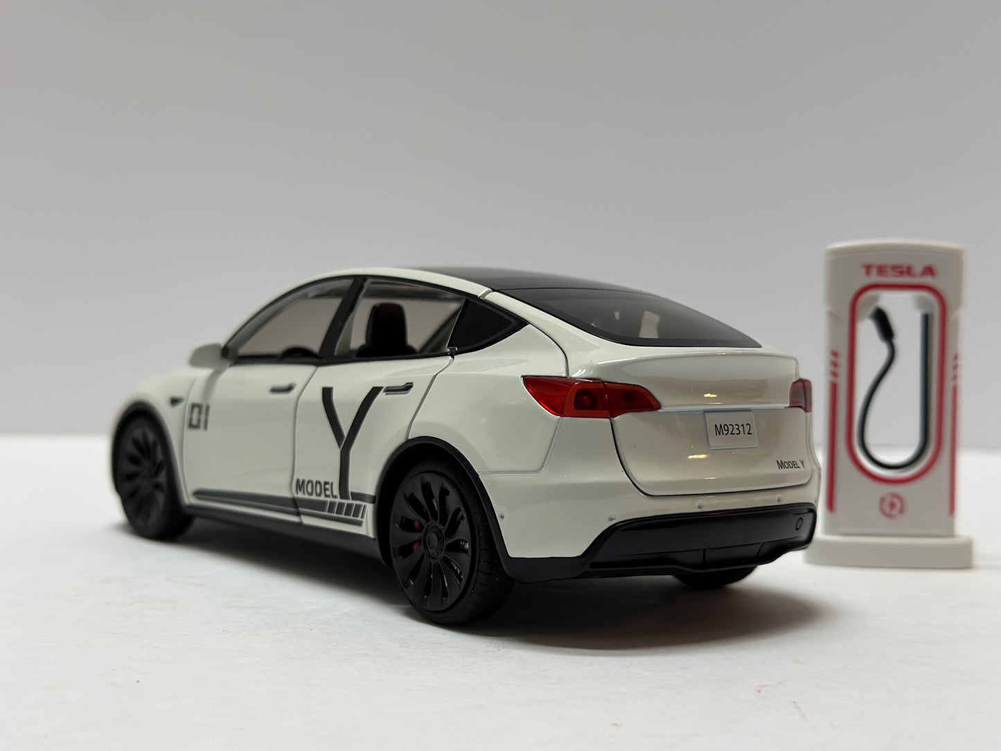 1:24 Tesla Model Y Diecast With Headlight & Taillight LED White