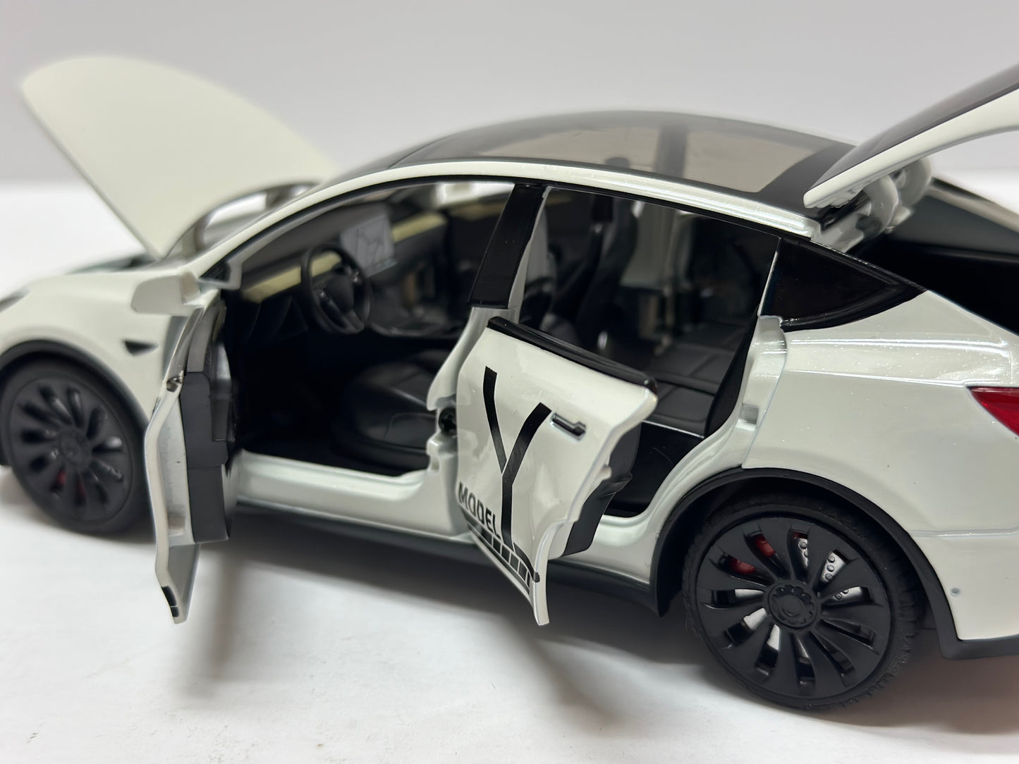 1:24 Tesla Model Y Diecast With Headlight & Taillight LED White