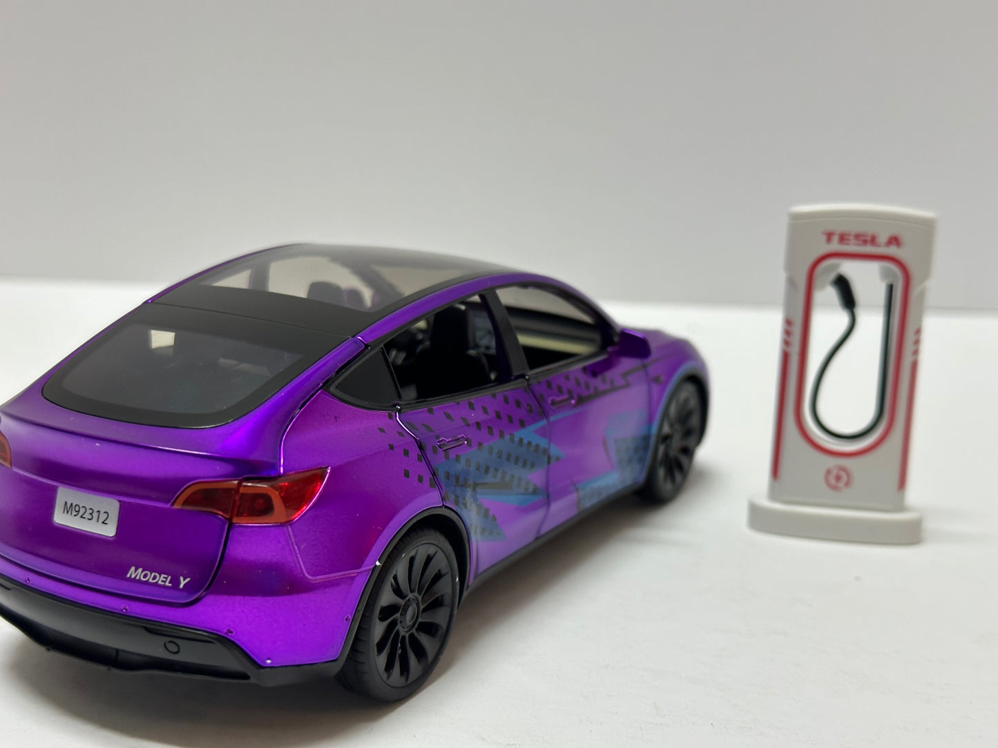 1:24 Tesla Model Y Diecast With Headlight & Taillight LED Purple Game for PEACE