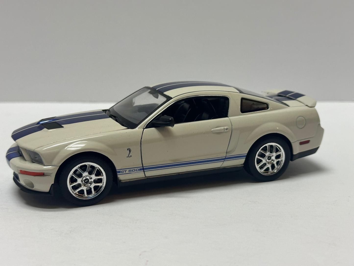 Welly 1:24 2007 Ford Mustang Shelby Cobra GT500 White / Blue Diecast