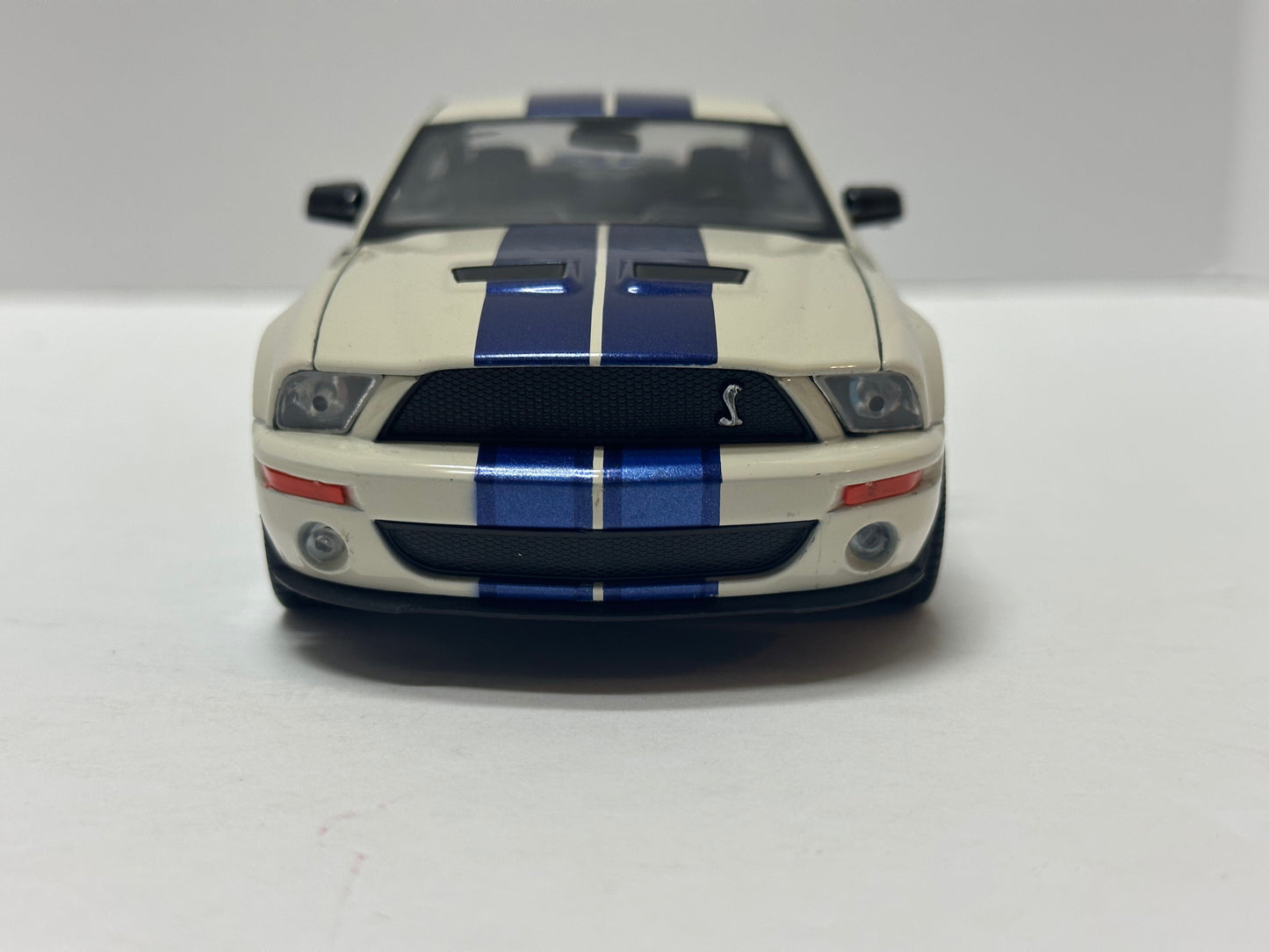 Welly 1:24 2007 Ford Mustang Shelby Cobra GT500 White / Blue Diecast