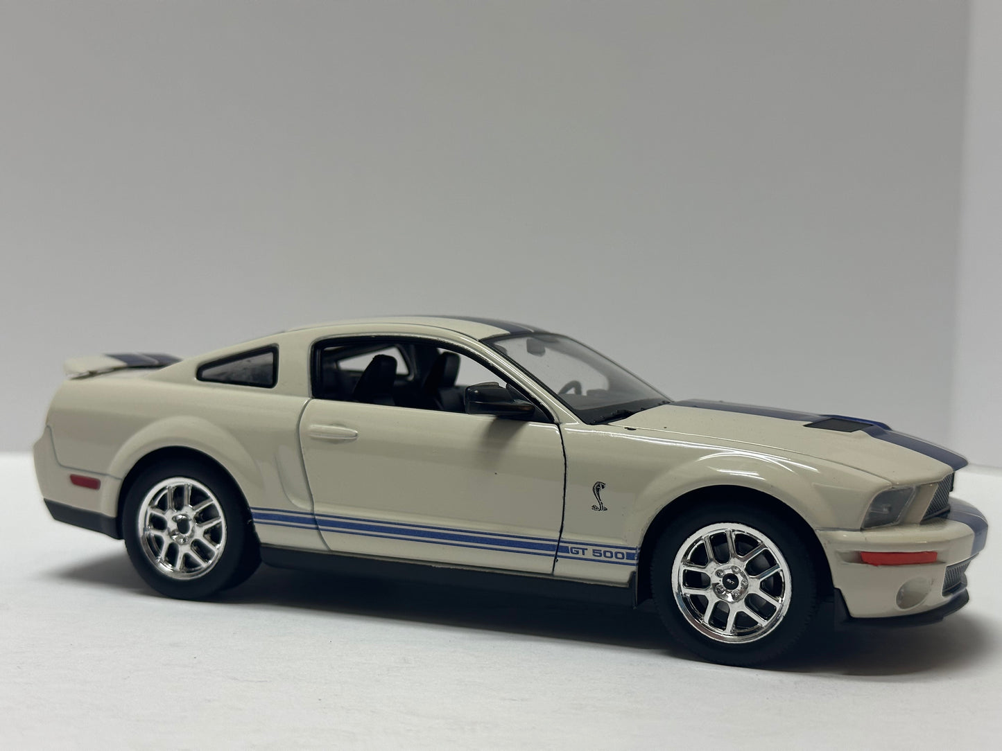 Welly 1:24 2007 Ford Mustang Shelby Cobra GT500 White / Blue Diecast