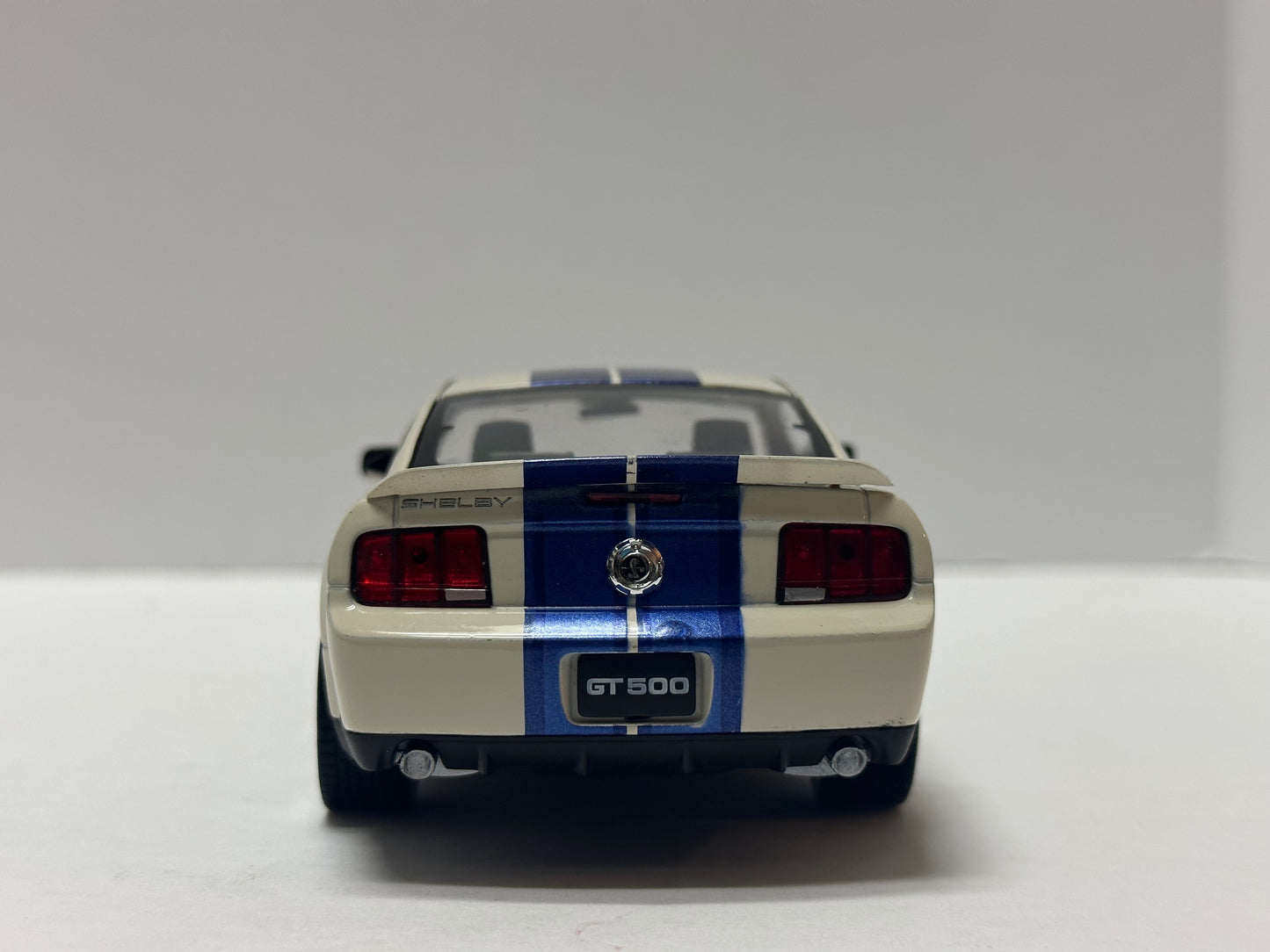 Welly 1:24 2007 Ford Mustang Shelby Cobra GT500 White / Blue Diecast