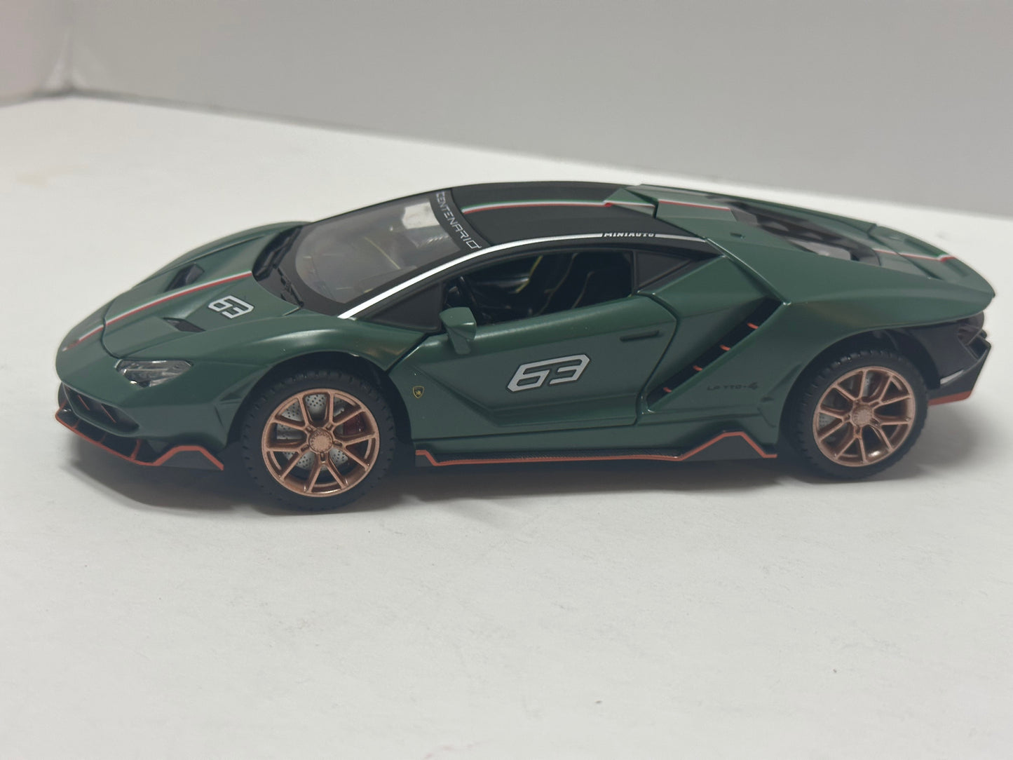 1:24 Lamborghini Centenario Diecast With Headlight & Taillight LED Matt Green