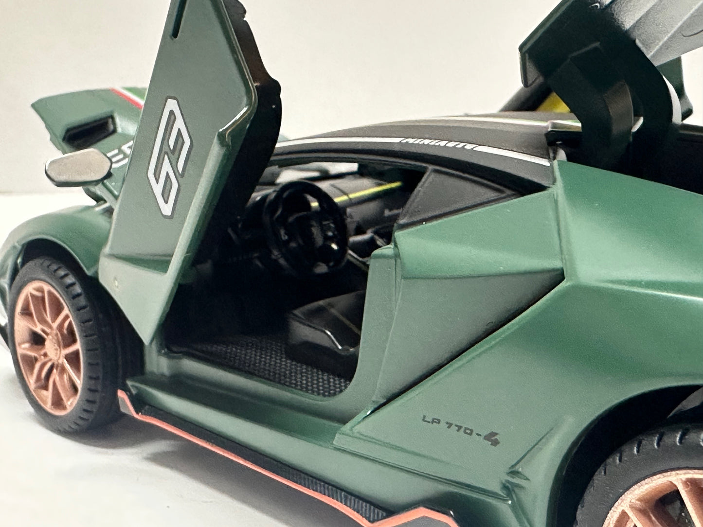 1:24 Lamborghini Centenario Diecast With Headlight & Taillight LED Matt Green