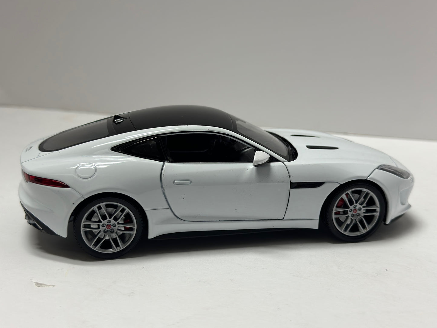 Welly 1:24 Jaguar F-type R Diecast White 24060W