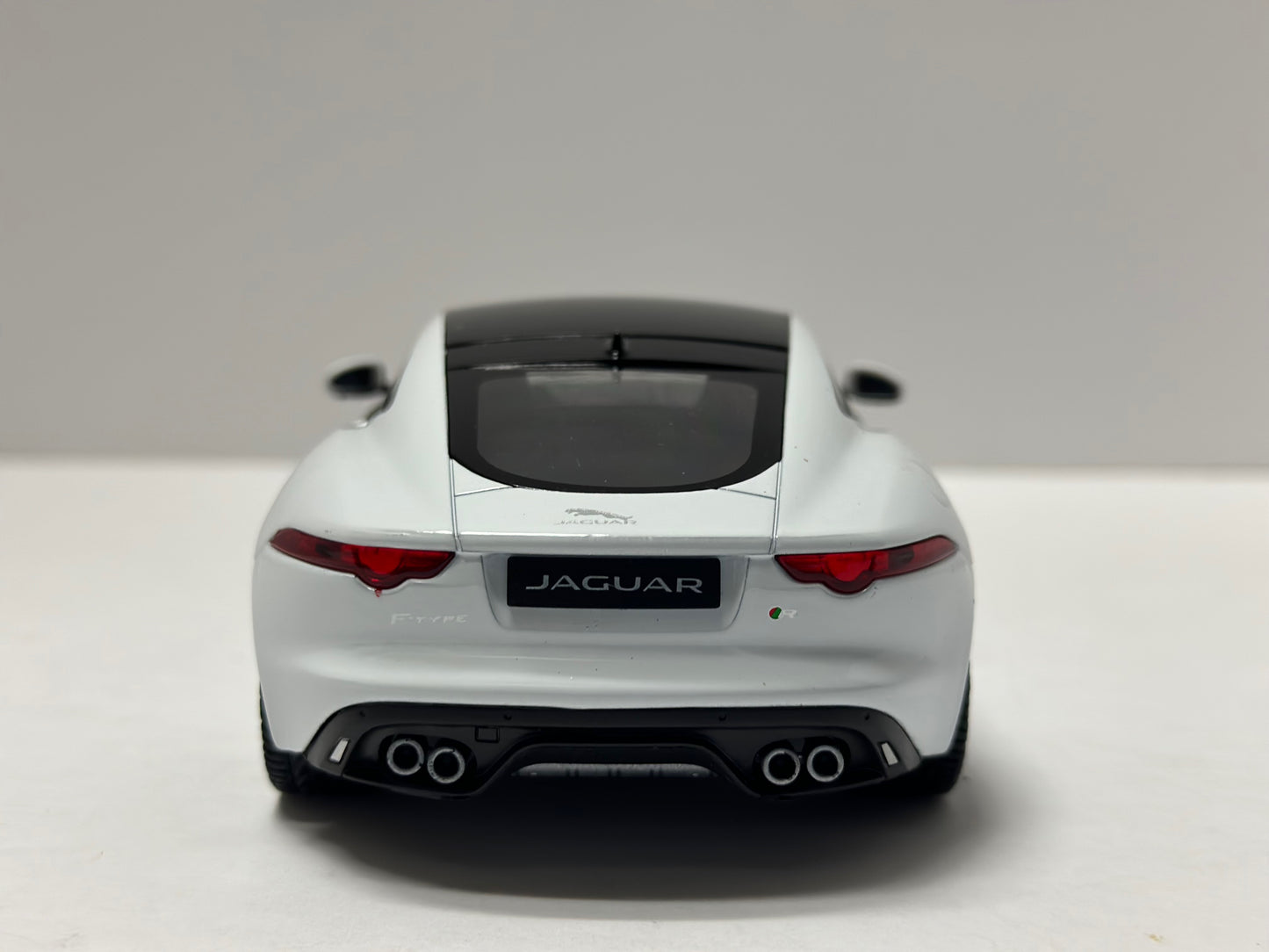 Welly 1:24 Jaguar F-type R Diecast White 24060W