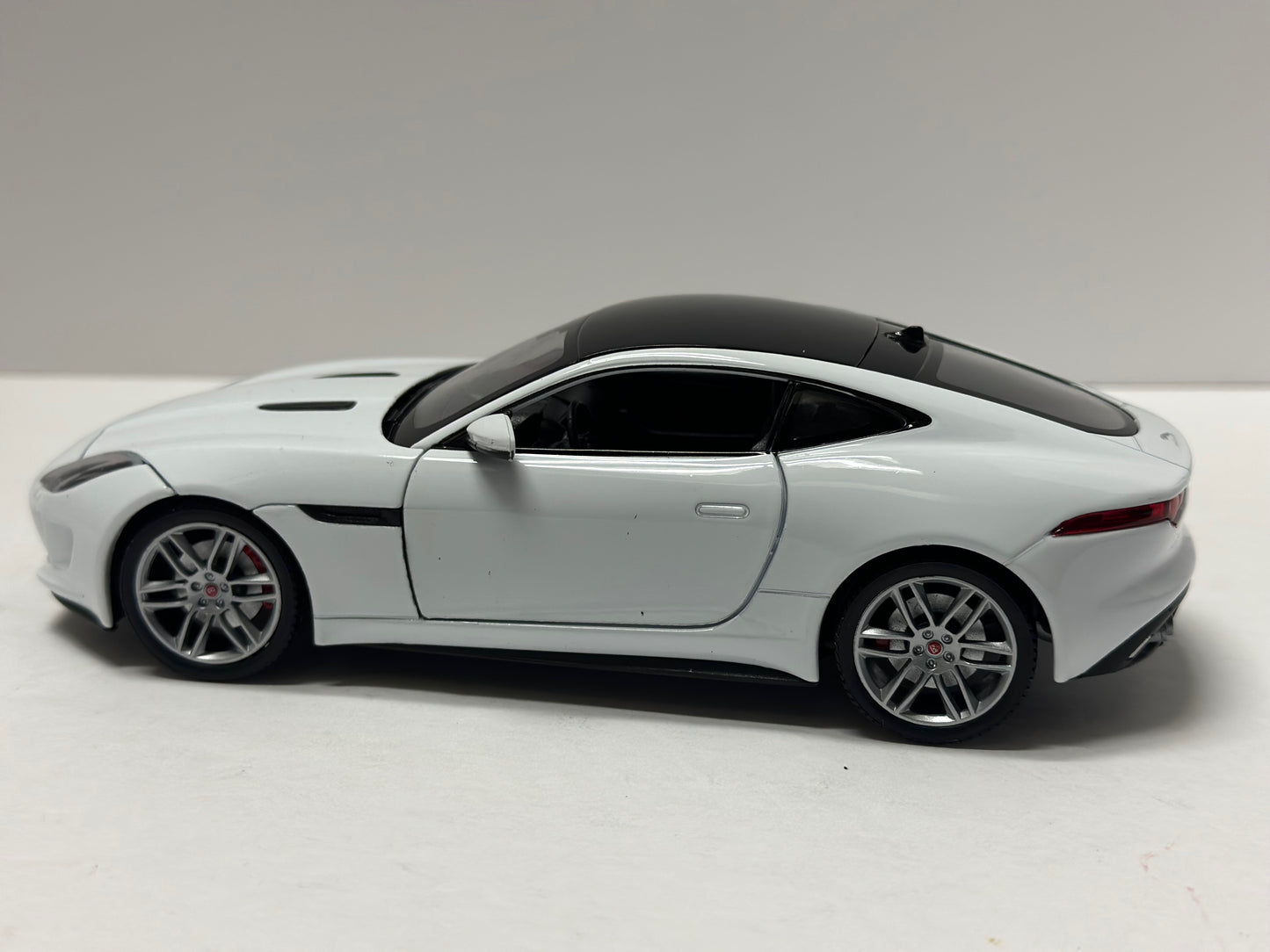 Welly 1:24 Jaguar F-type R Diecast White 24060W