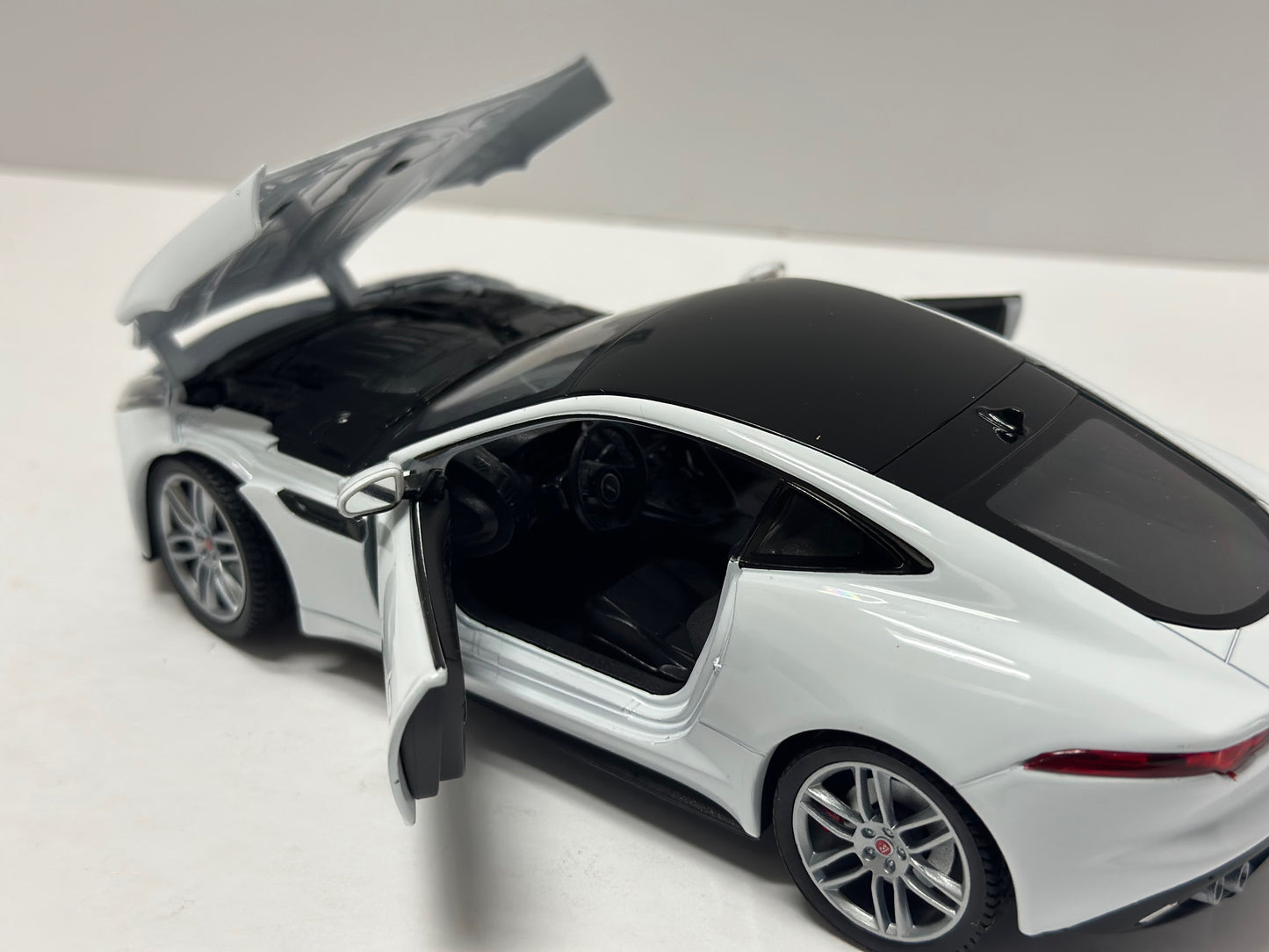 Welly 1:24 Jaguar F-type R Diecast White 24060W