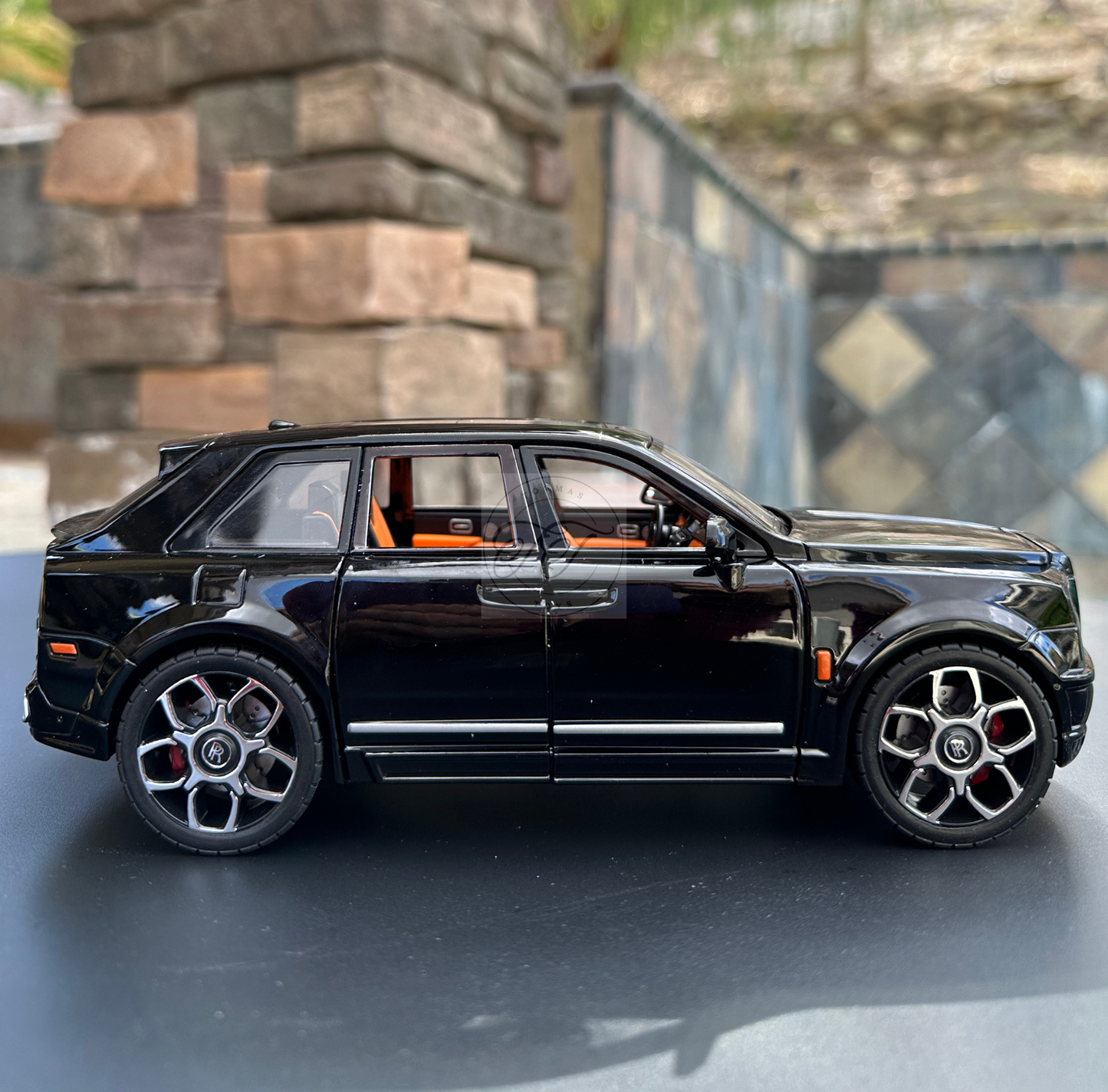 1:20 SCALE ROLLS-ROYCE CULLINAN DIECAST WITH HEADLIGHTS & TAILLIGHT LEDS