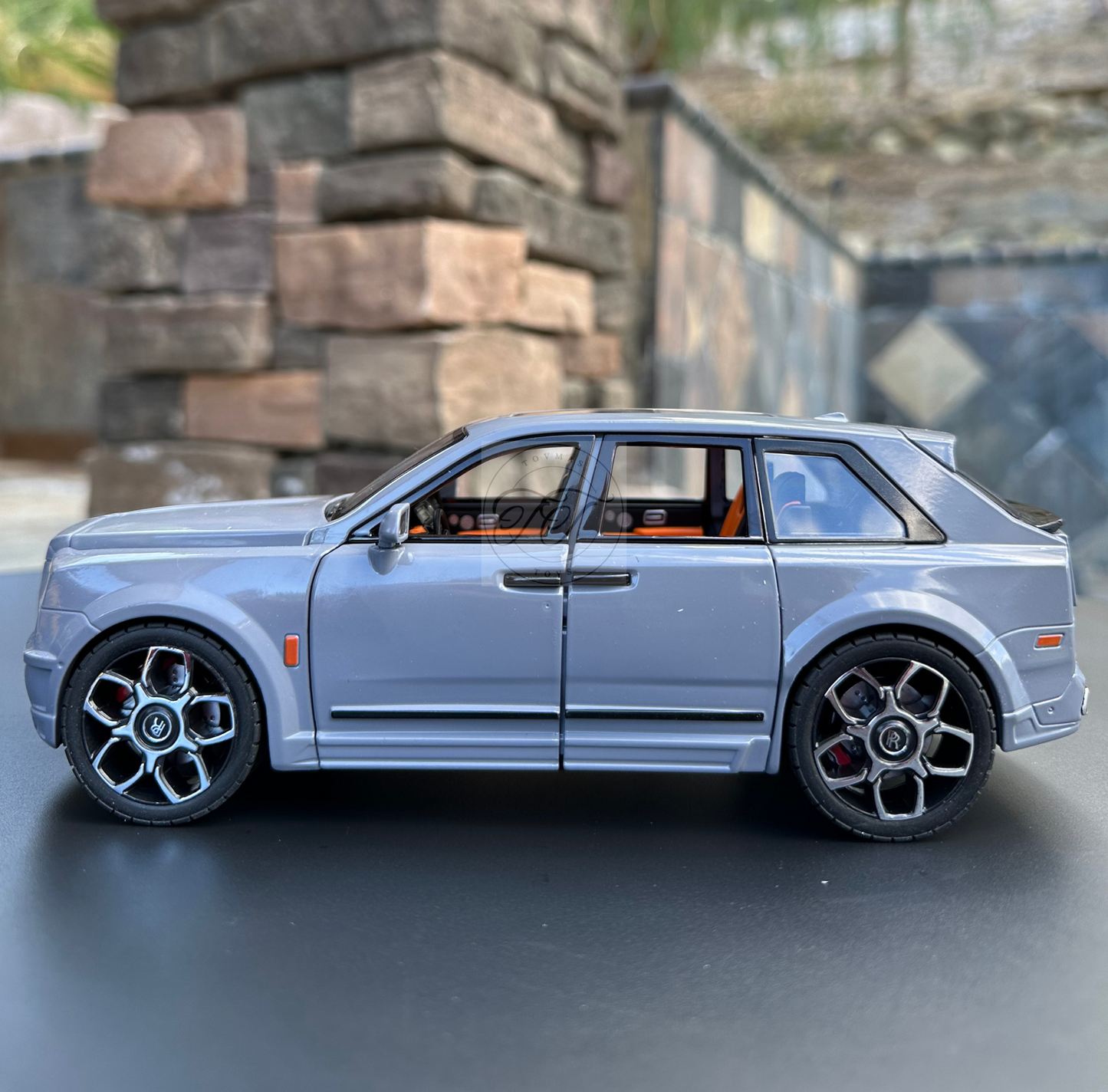 1:20 SCALE ROLLS-ROYCE CULLINAN DIECAST WITH HEADLIGHTS & TAILLIGHT LEDS