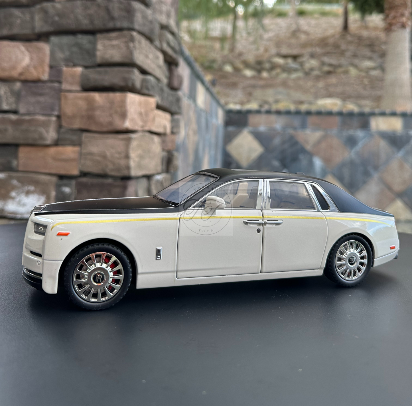 1:20 SCALE 2020 ROLLS-ROYCE Phanthom WITH HEADLIGHT & TAILLIGHT Black : White