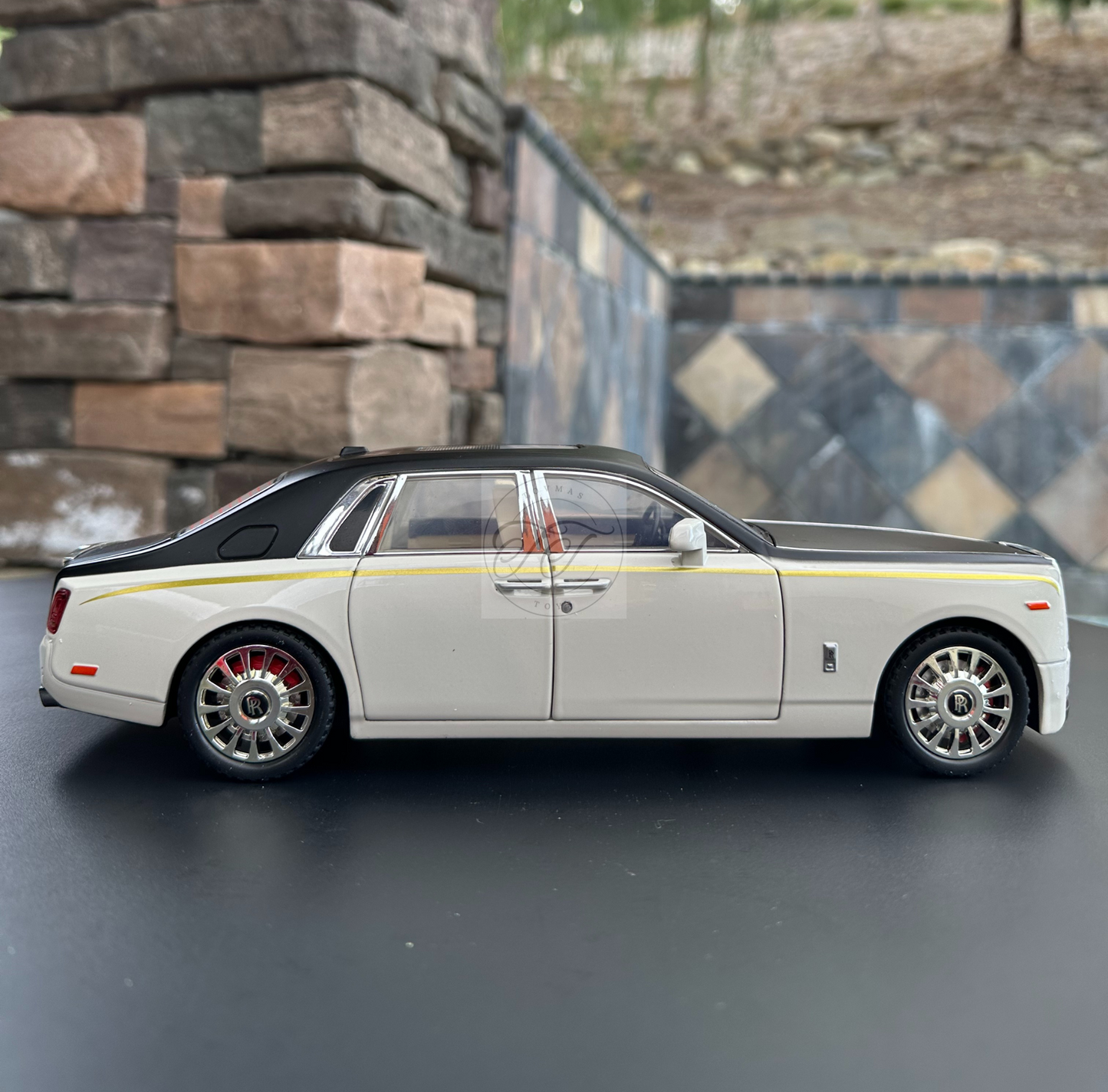 1:20 SCALE 2020 ROLLS-ROYCE Phanthom WITH HEADLIGHT & TAILLIGHT Black : White