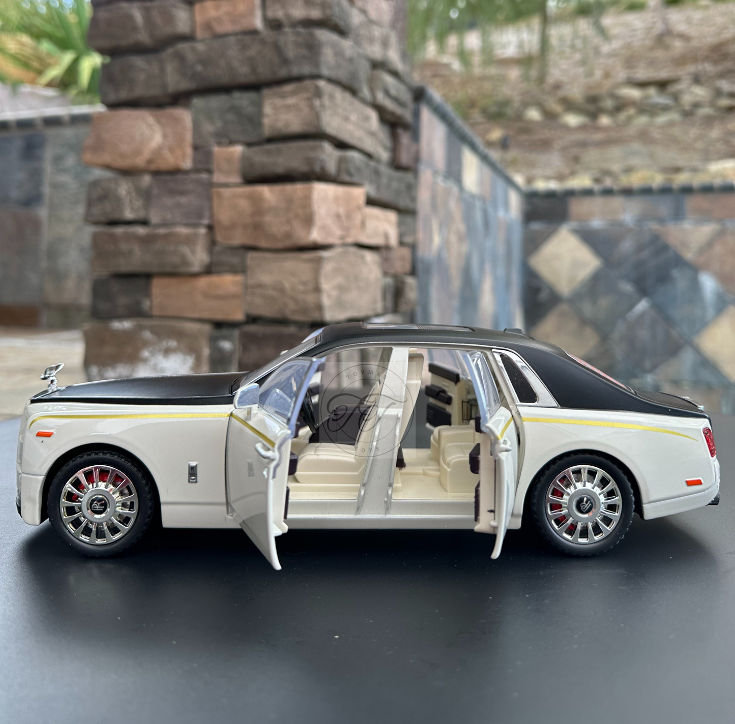 1:20 SCALE 2020 ROLLS-ROYCE Phanthom WITH HEADLIGHT & TAILLIGHT Black : White