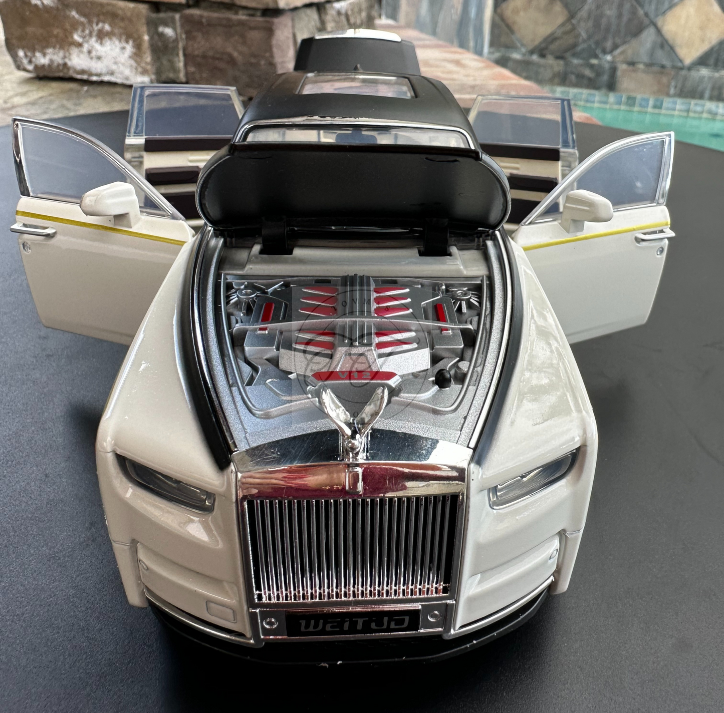 1:20 SCALE 2020 ROLLS-ROYCE Phanthom WITH HEADLIGHT & TAILLIGHT Black : White