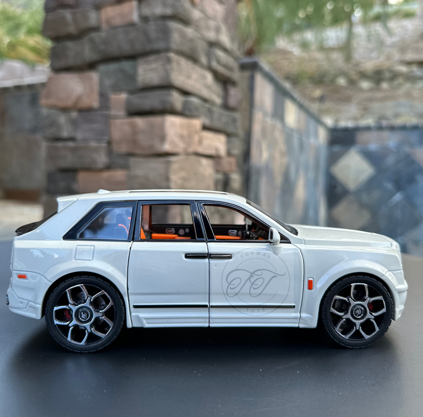 1:20 Scale Rolls-Royce Cullinan Diecast with Headlights & Taillight LEDS